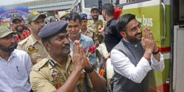J&K Police accords warm welcome to Amarnath pilgrims in Ganderbal, Anantnag