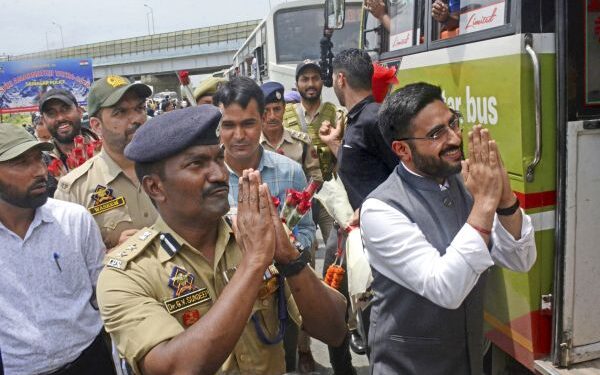 J&K Police accords warm welcome to Amarnath pilgrims in Ganderbal, Anantnag