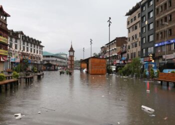 Rains expose Srinagar Smart City fiasco: Mizhgan to khol, shahr ko sailaab le gaya.