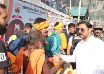 Satish Sharma reviews Baltal Yatra arrangements, greets pilgrims