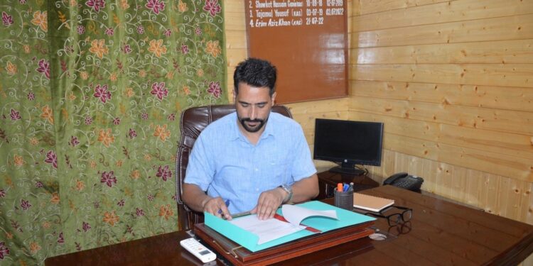Liyaqat Ali Mir takes charge as DIO Budgam