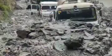 Flashfloods block Doda-Kishtwar highway, bury vehicles at under-construction Kwar power project