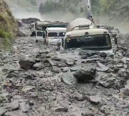 Flashfloods block Doda-Kishtwar highway, bury vehicles at under-construction Kwar power project
