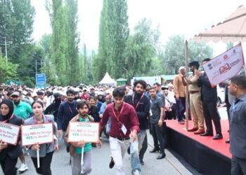 LG Sinha flags off ‘Reading Marathon’, urges youth to make reading a way of life