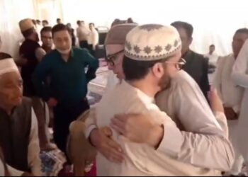 CM Abdullah and Mirwaiz Umar seen in a close hug