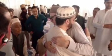 CM Abdullah and Mirwaiz Umar seen in a close hug