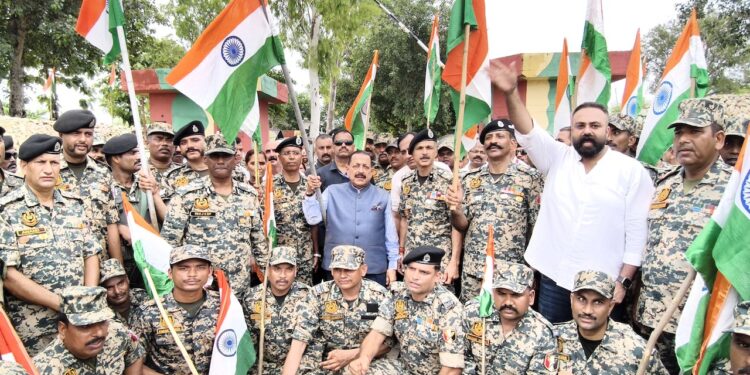 Jitendra Singh leads Tiranga Yatra near IB in J&K, gets brief on ‘Smart Border’ reinforcement plan