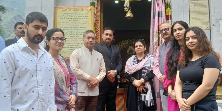 Chief Justice Sanjiv Kumar visits Sharda Temple at Teetwal