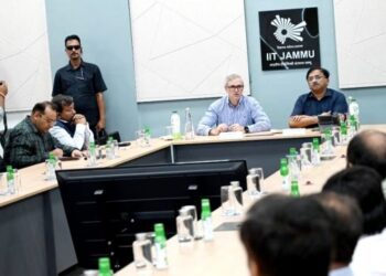 Give priority to fruit trucks, fuel tankers on Jmu-Sgr highway: CM to officials
