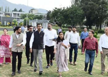 Div Com reviews arrangements for J&K’s first International Film Festival