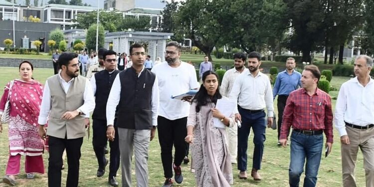 Div Com reviews arrangements for J&K’s first International Film Festival