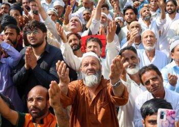 Thousands throng Dargah Hazratbal for Friday prayers