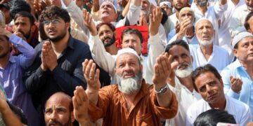 Thousands throng Dargah Hazratbal for Friday prayers