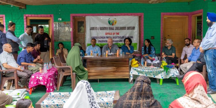 IFAD forum delegates visit women-led FPO, high-density orchard in Kashmir