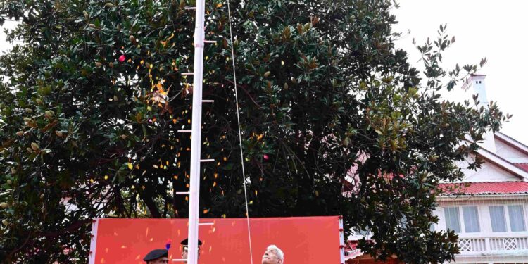 LG hoists Tricolour at Lok Bhavan, calls for inclusive growth and women’s empowerment