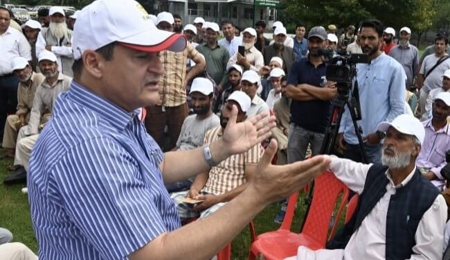 Javid Dar flags off 250 farmers for training at CITH