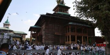Thousands offer Khawaja Digar prayers at the shrine of Hazrat Khwaja Naqshband Sahib (RA) in Khawaja Bazar, Nowhatta, Srinagar