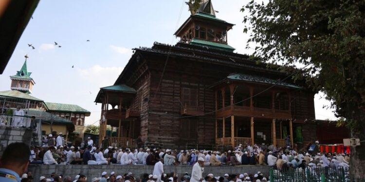 Thousands offer Khawaja Digar prayers at the shrine of Hazrat Khwaja Naqshband Sahib (RA) in Khawaja Bazar, Nowhatta, Srinagar