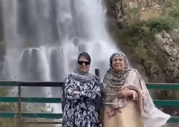 Mufti visits Drung, urges CM to repair road from Tangmarg