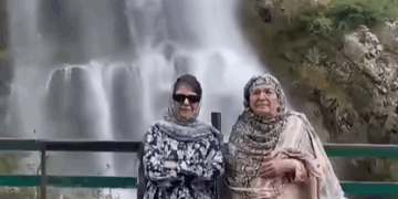 Mufti visits Drung, urges CM to repair road from Tangmarg