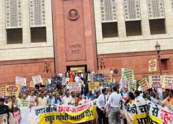 NDA, INDIA Bloc MPs face-off outside Parliament over Jharkhand police action, Ram temple donation issues
