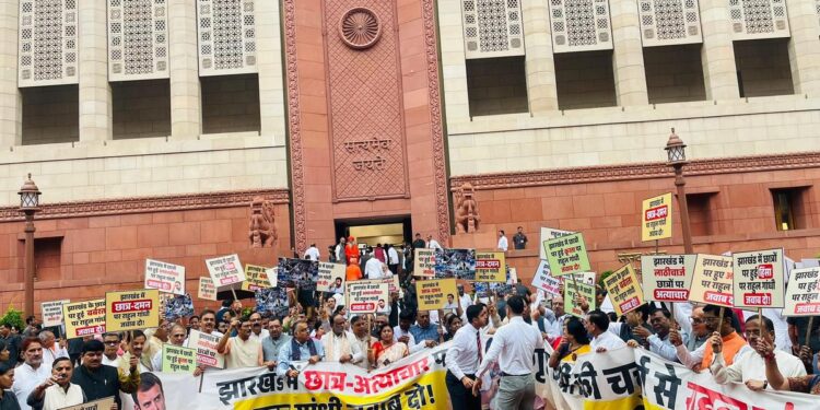 NDA, INDIA Bloc MPs face-off outside Parliament over Jharkhand police action, Ram temple donation issues