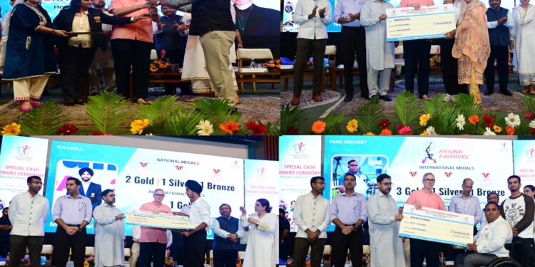 CM hands over Rs 2.71 cr cash awards to outstanding athletes
