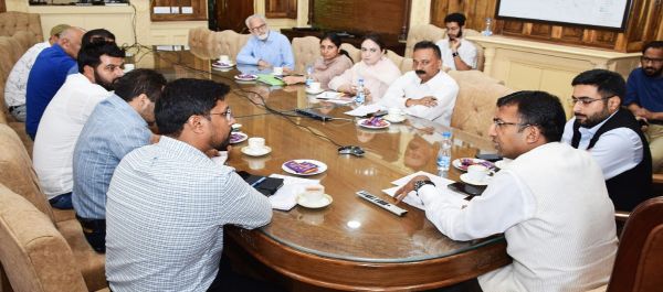 Div Com directs measures to improve water supply at railway stations