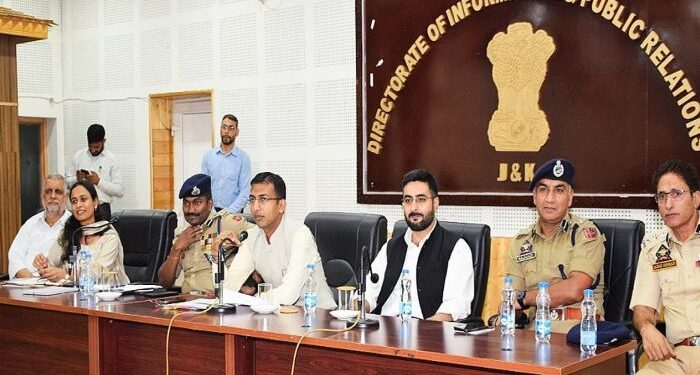 Div Com reviews arrangements for International Film Festival in Kashmir