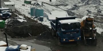 Fresh snowfall blankets Gurez as rain lashes Kashmir