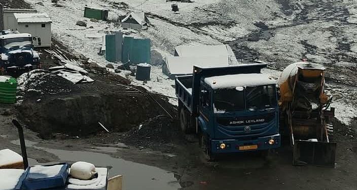 Fresh snowfall blankets Gurez as rain lashes Kashmir
