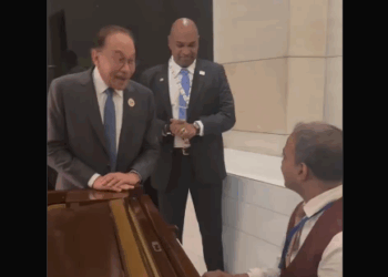 Malaysian PM Anwar Ibrahim sings popular Kishore Kumar song, video wins internet