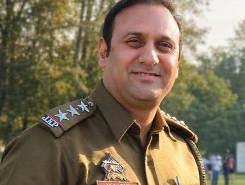 SHO Bijbehara injured after being hit by vehicle while on duty