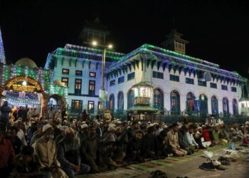 Thousands of devotees offered Fajr prayers at the Dastgeer Sahib shrine during the Urs of Sheikh Abdul Qadir Jilani (RA) on Thursday and witnessed the display of holy relics