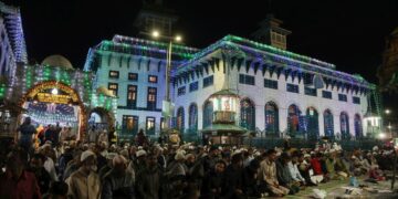 Thousands of devotees offered Fajr prayers at the Dastgeer Sahib shrine during the Urs of Sheikh Abdul Qadir Jilani (RA) on Thursday and witnessed the display of holy relics