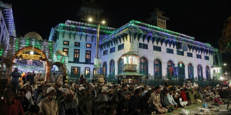 Thousands of devotees offered Fajr prayers at the Dastgeer Sahib shrine during the Urs of Sheikh Abdul Qadir Jilani (RA) on Thursday and witnessed the display of holy relics