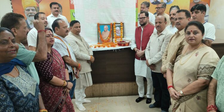 BJP pays tributes to Gandhi, Shastri on birth anniversaries