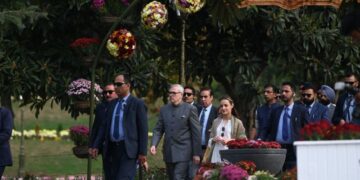 CM invites tourists, locals to visit Srinagar’s Chrysanthemum Garden