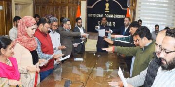 Div Com Kashmir administers integrity pledge during Vigilance Awareness Week