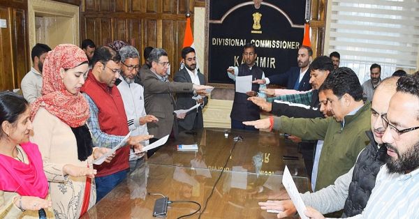 Div Com Kashmir administers integrity pledge during Vigilance Awareness Week