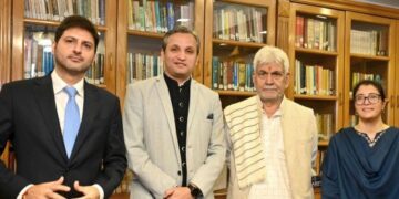 LG interacts with 2011-batch IFS officers