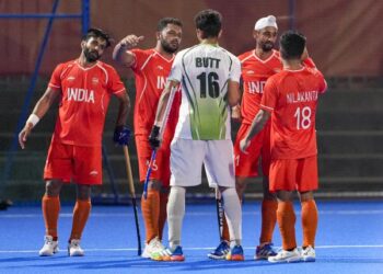India survive Pakistan scare, set up final against Malaysia