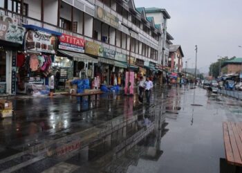 Rain, snowfall bring chill to Kashmir; more wet weather forecast