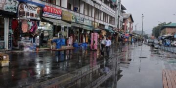 Rain, snowfall bring chill to Kashmir; more wet weather forecast