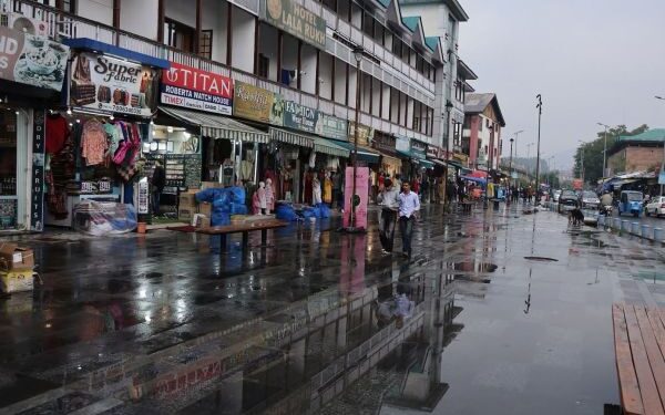 Rain, snowfall bring chill to Kashmir; more wet weather forecast