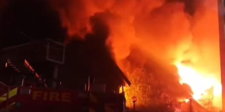 Fire breaks out at blanket shop in Srinagar’s Karan Nagar, F&ES on job