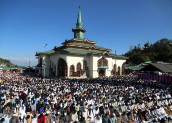 Thousands attend Sheikh-ul-Aalam’s Urs in Charar-i-Sharief
