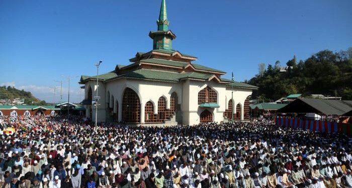 Thousands attend Sheikh-ul-Aalam’s Urs in Charar-i-Sharief