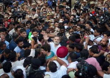Rahul, Priyanka, other MPs detained after being forcibly removed from protest site