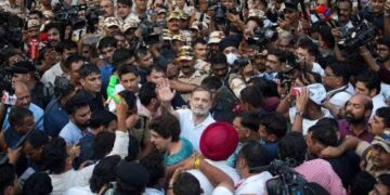 Rahul, Priyanka, other MPs detained after being forcibly removed from protest site